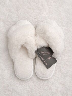 Parlovable White Cross Band Slippers Women’s Size 7/8 NWT Cozy Plush Slides